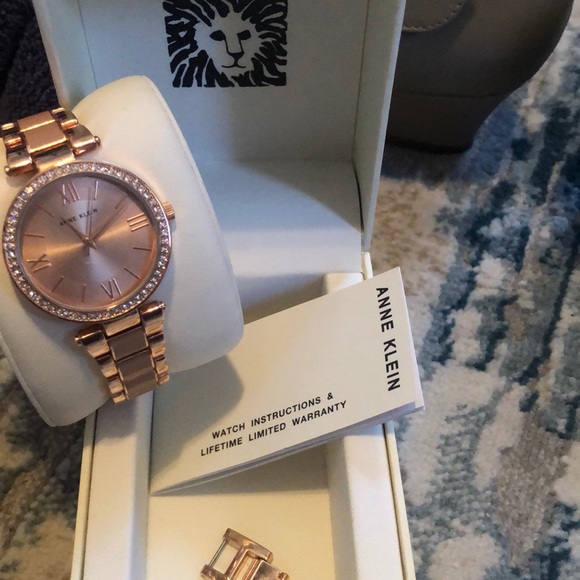 Beautiful Rose gold Anne Klein watch - Picture 5 of 7